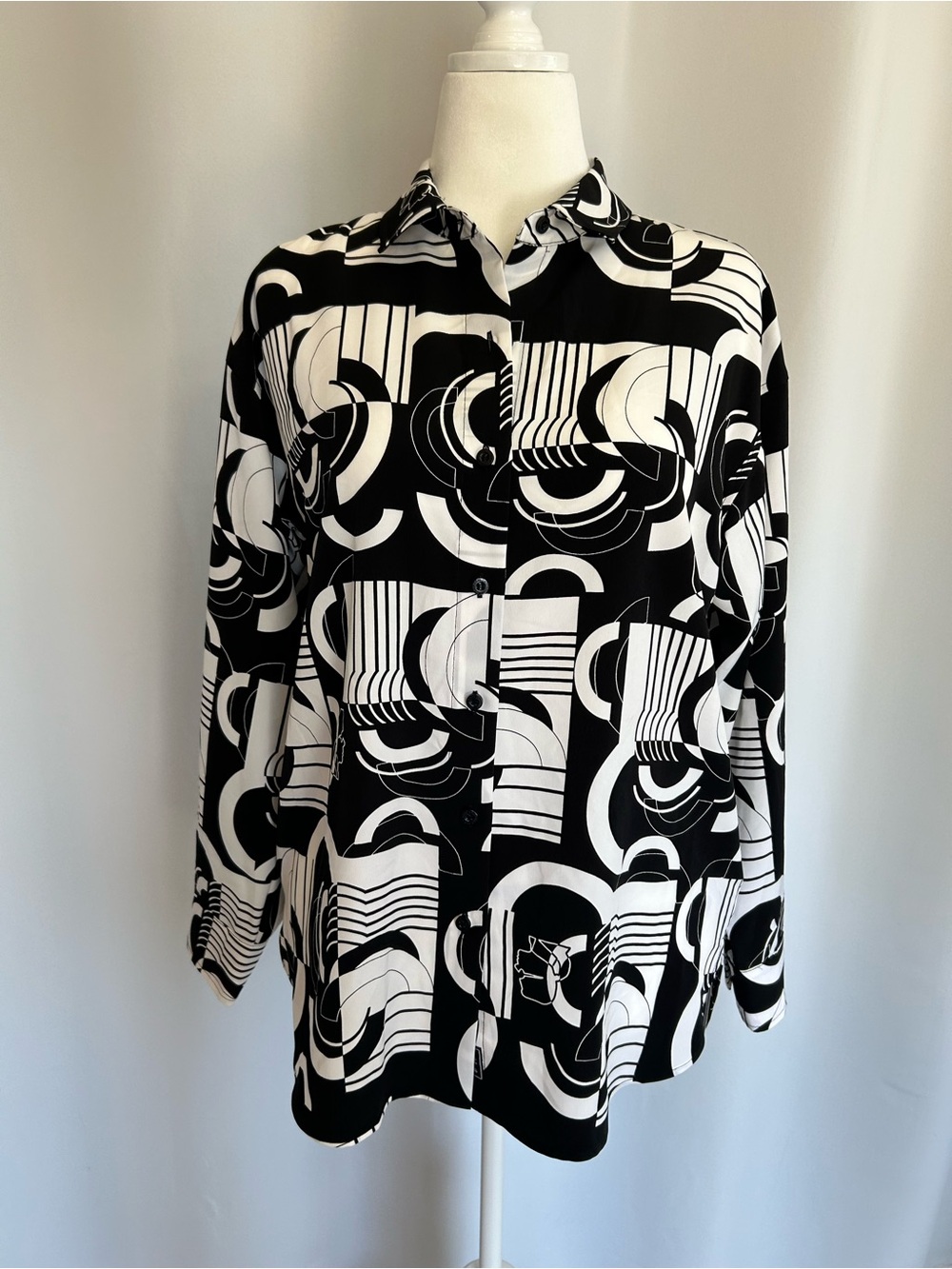 KARL LAGERFELD PARIS Womens Oversizes Geo-Print Bl Black Soft White GeoM